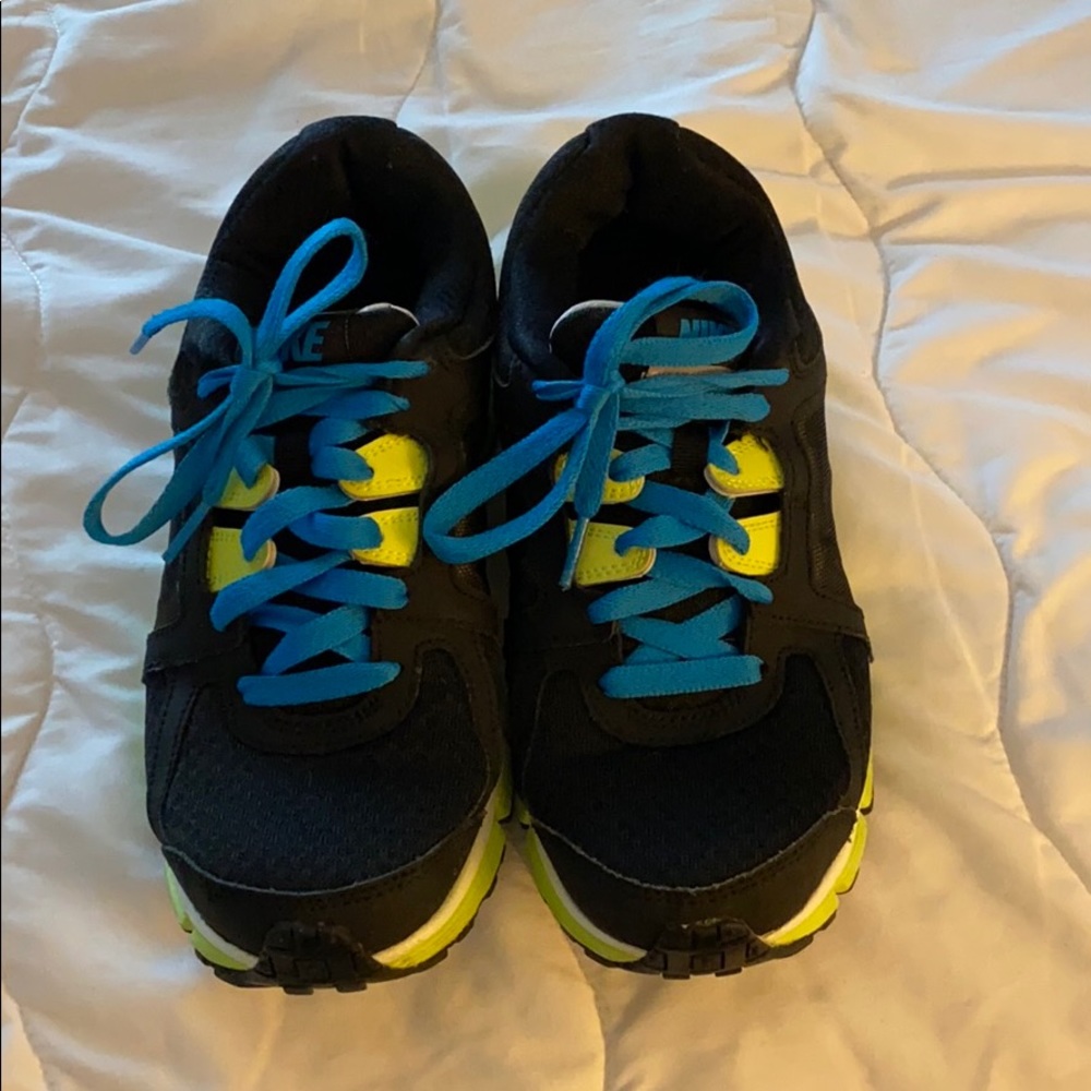 Nike size 9 dual fusion athletic shoes